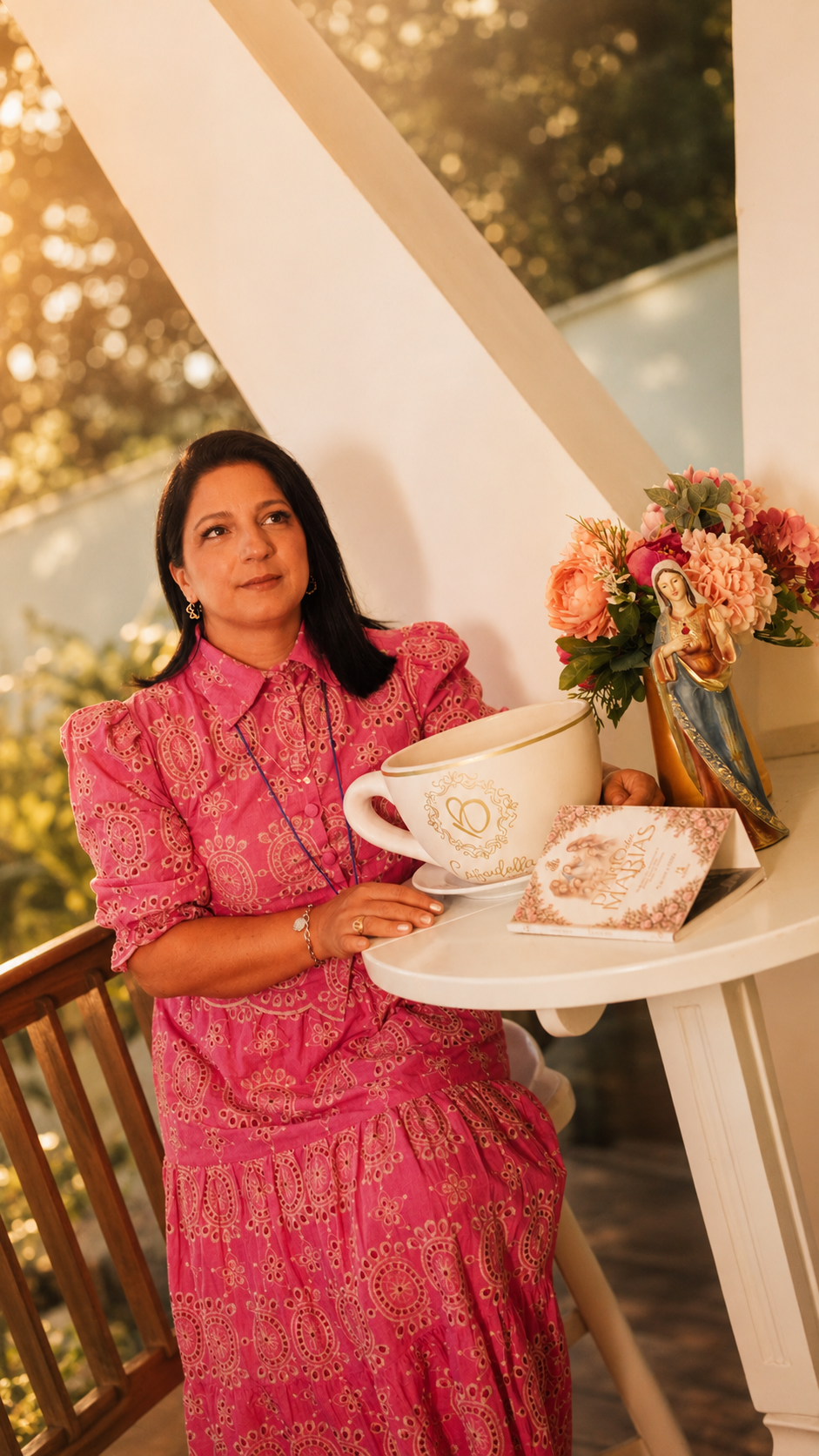 Dalvani Vieira com caneca decorativa e o livro