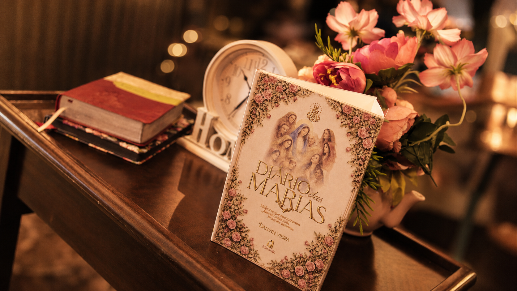 Diário das Marias entre flores e relógio