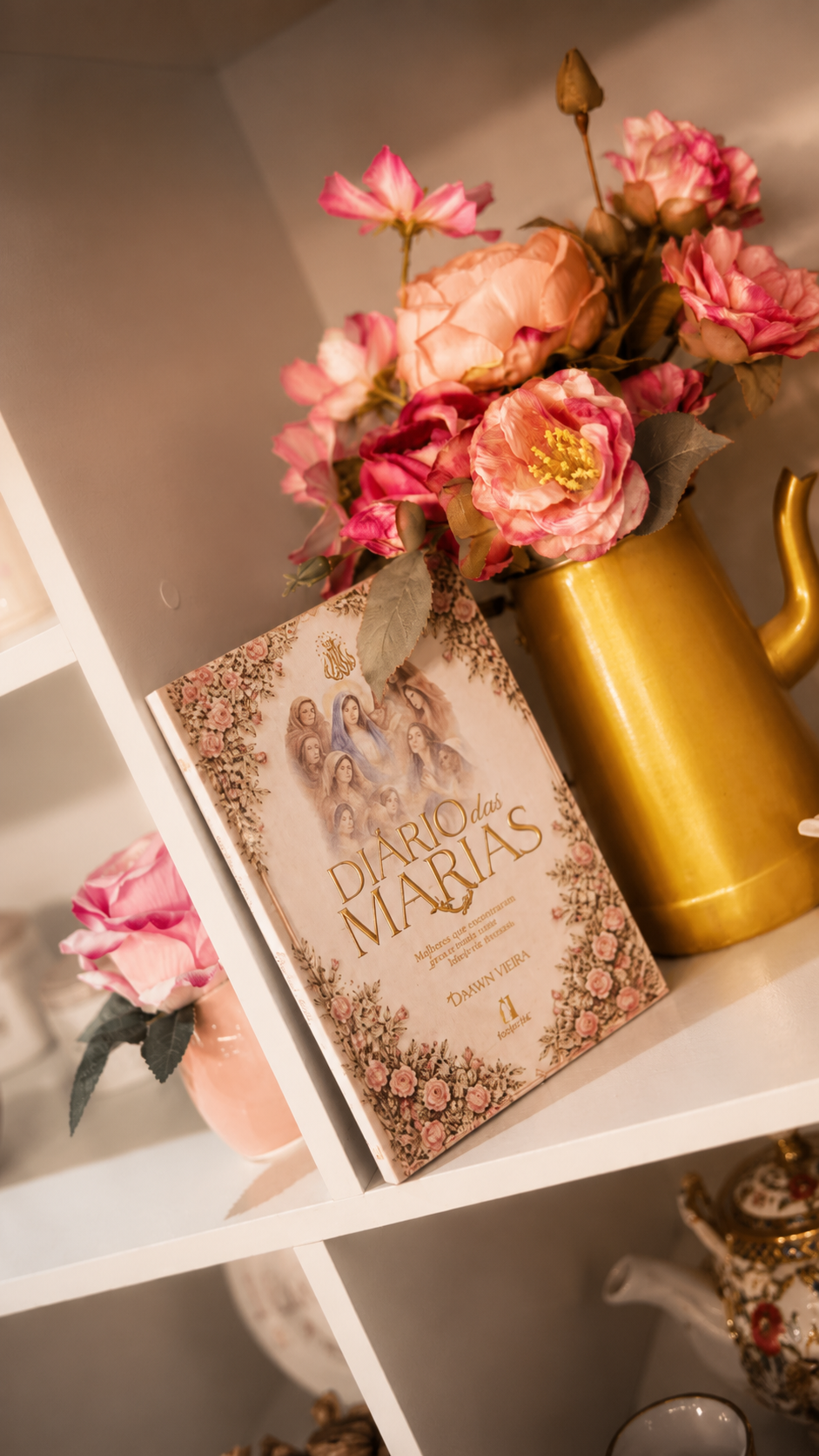 Livro Diário das Marias na estante com flores