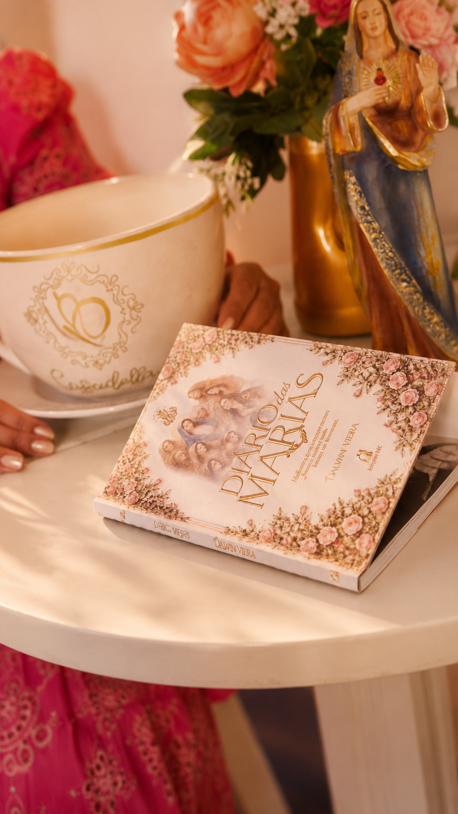 Detalhe do Diário das Marias com imagem de Nossa Senhora