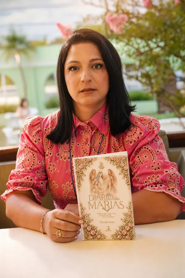 Dalvani Vieira segurando o livro Diário das Marias