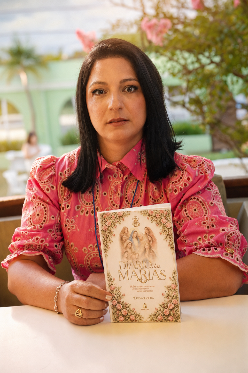 Dalvani Vieira segurando o livro Diário das Marias